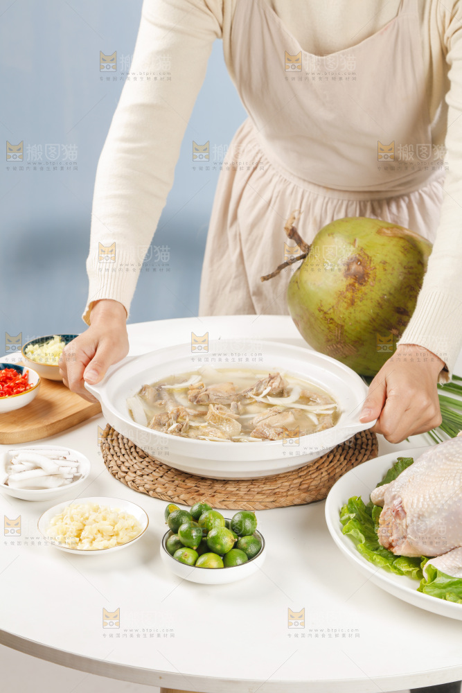 手里端着一锅椰子鸡