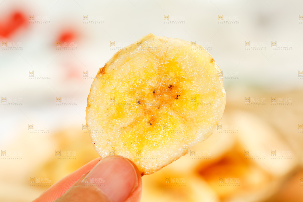 手里拿着香蕉片