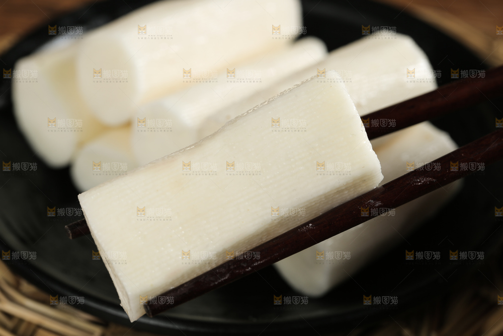 筷子上夹着山药