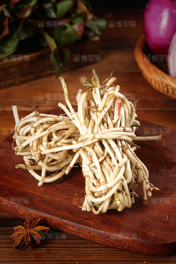 黑石板上放着鱼腥草