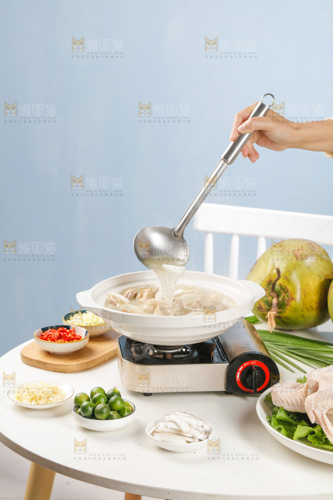 勺子上舀着椰子鸡汤