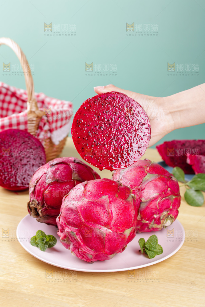 手里拿着火龙果