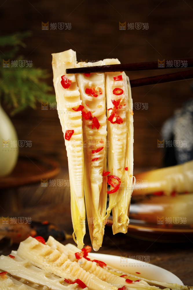 筷子上夹着香辣味手剥笋