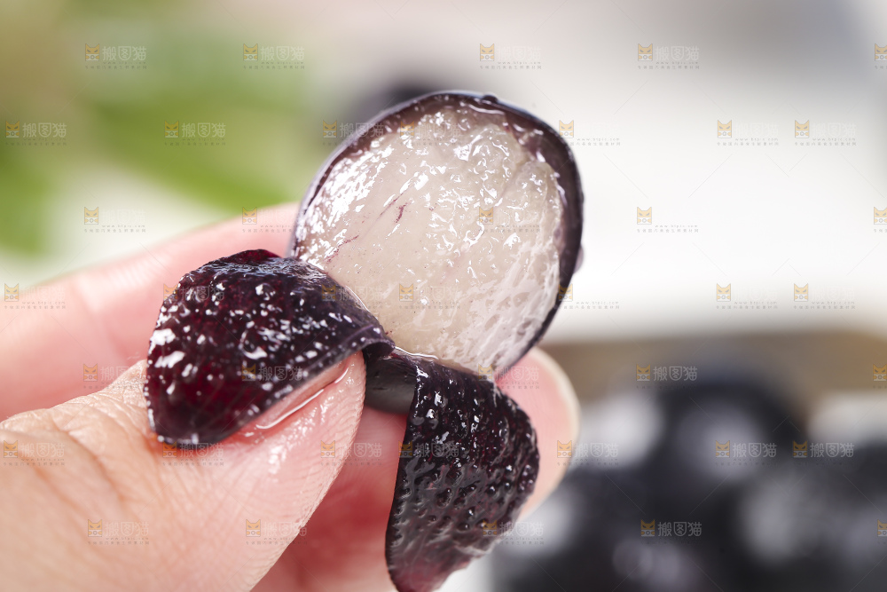 手里拿着树葡萄