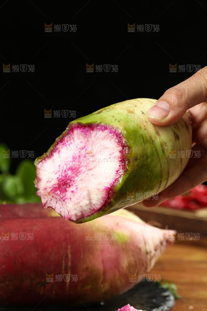 手里拿着冰糖心萝卜