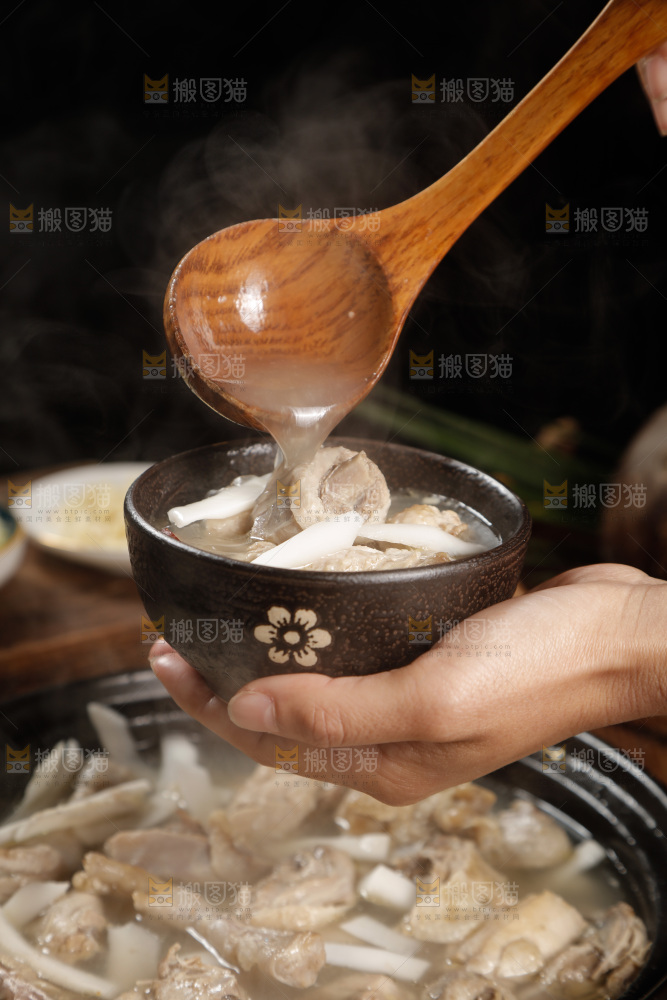 手里端着一碗椰子鸡汤