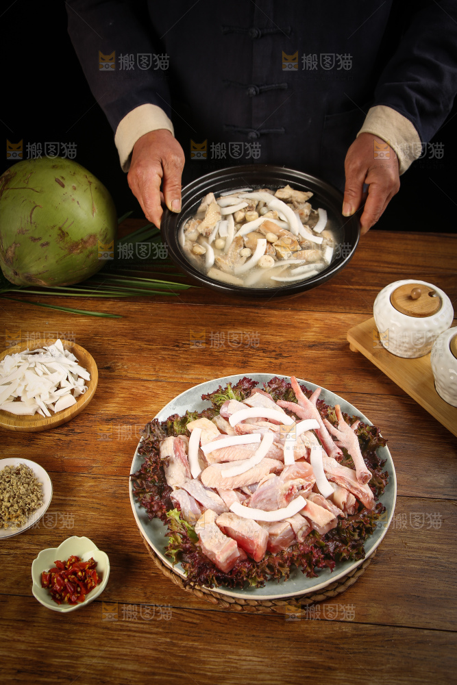 手里端着椰子鸡汤