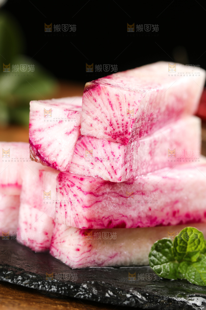黑底上切块的冰激凌萝卜