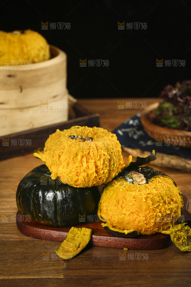 木板上放着板栗贝贝南瓜