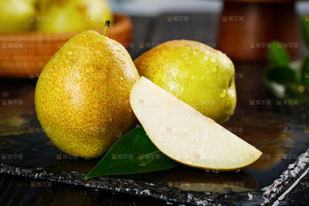 黑底上放着红香酥梨
