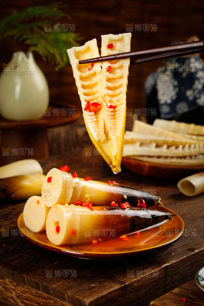 筷子上夹着香辣味手剥笋