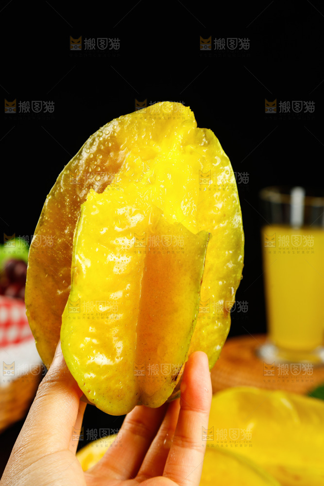 手里拿着红龙杨桃