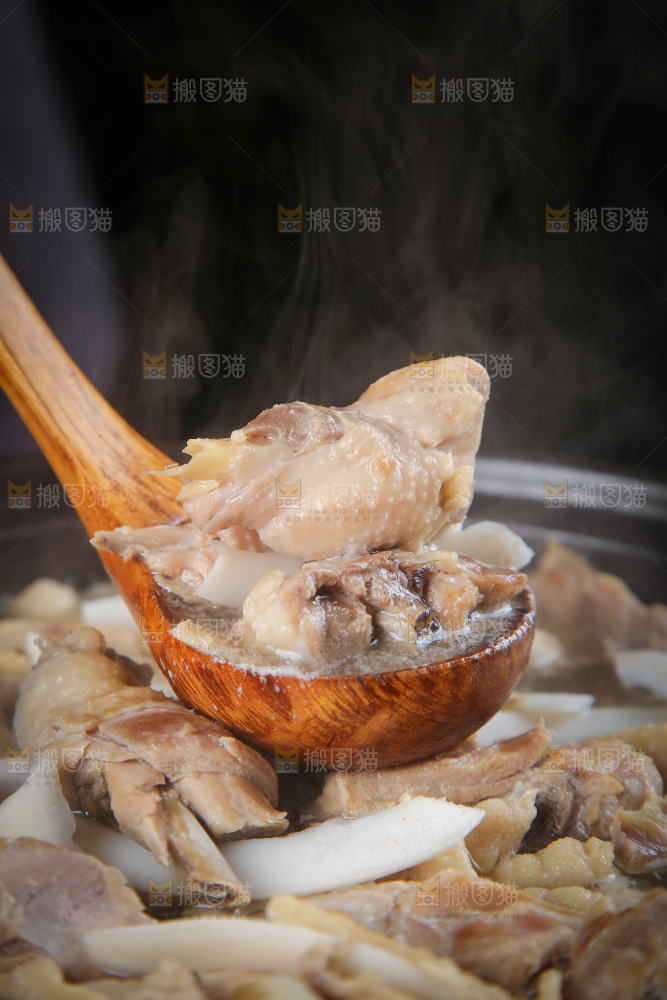 勺子上舀着椰子煲鸡