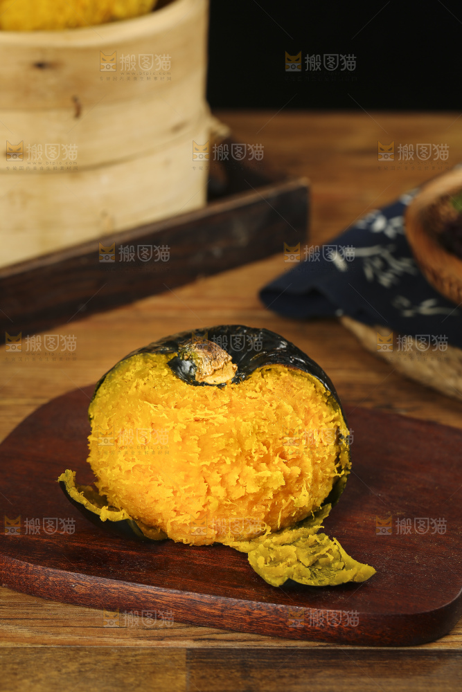 木板上放着板栗贝贝南瓜