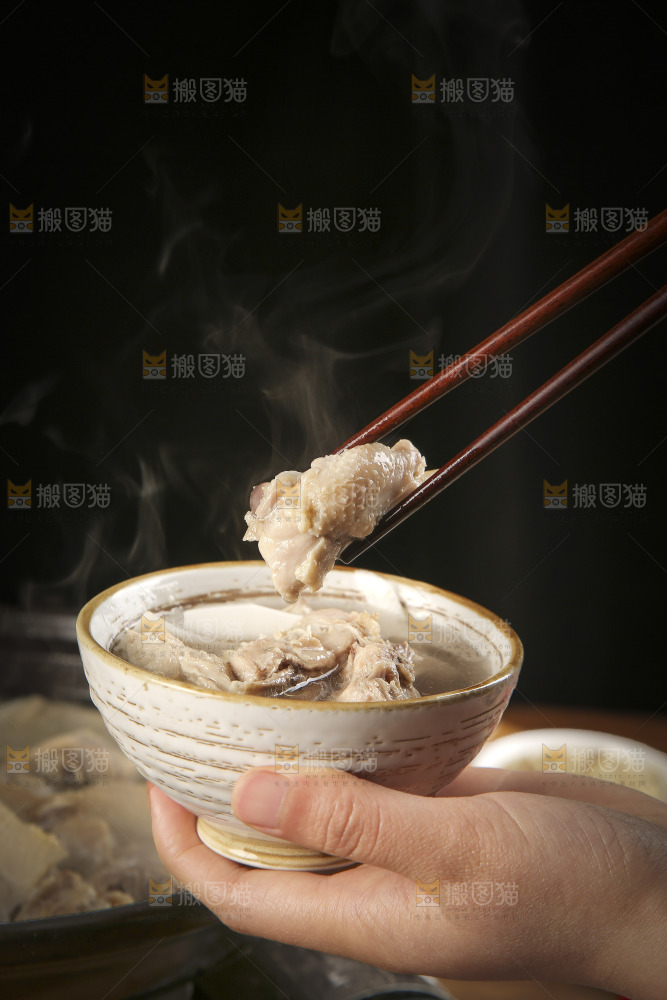 手里端着一碗椰子鸡汤