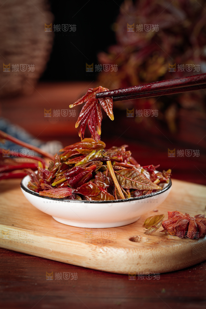 一盘红油香椿芽