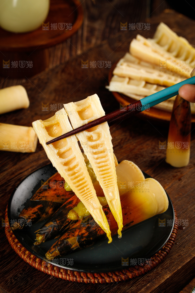 筷子上夹着泡椒笋
