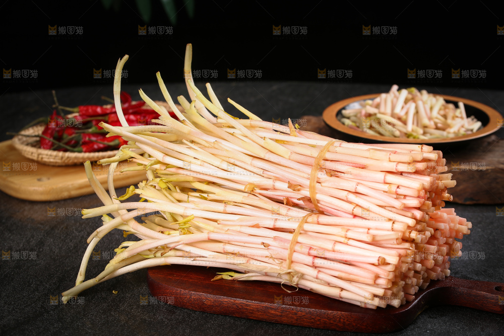 木板上放着鱼腥草嫩芽
