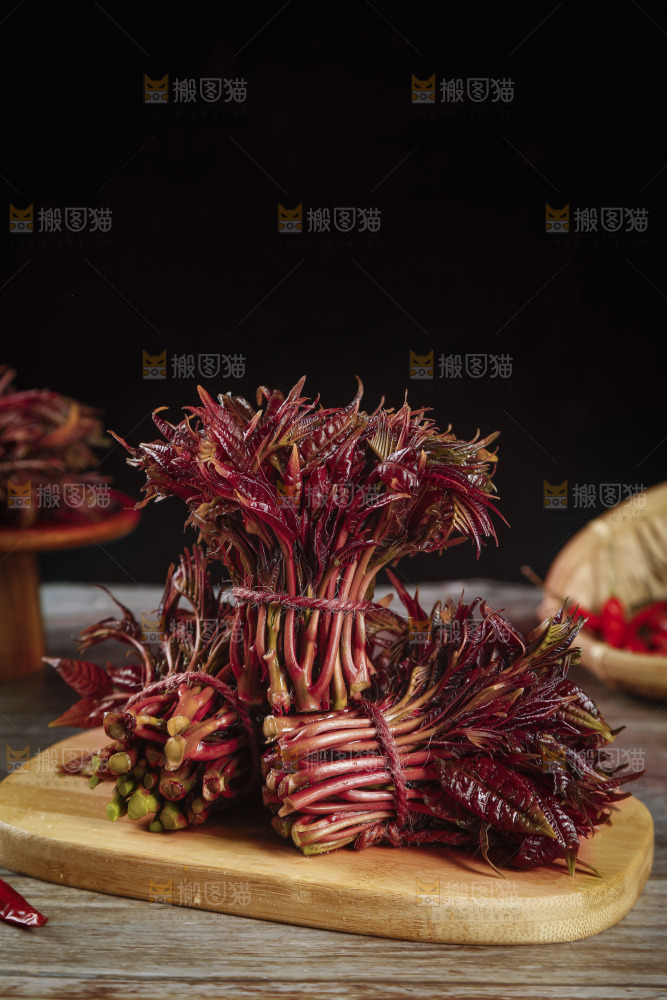 木板上放着一堆红油香椿芽