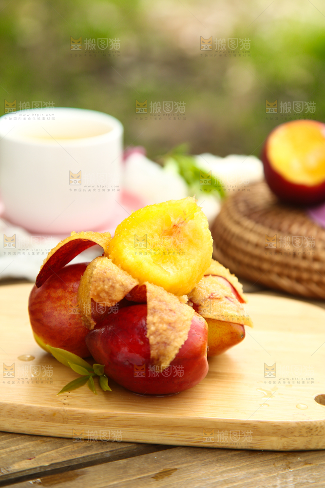 木板上放着桃驳李