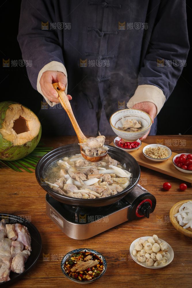 勺子上舀着椰子煲鸡