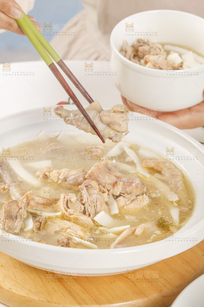 筷子上夹着椰子鸡