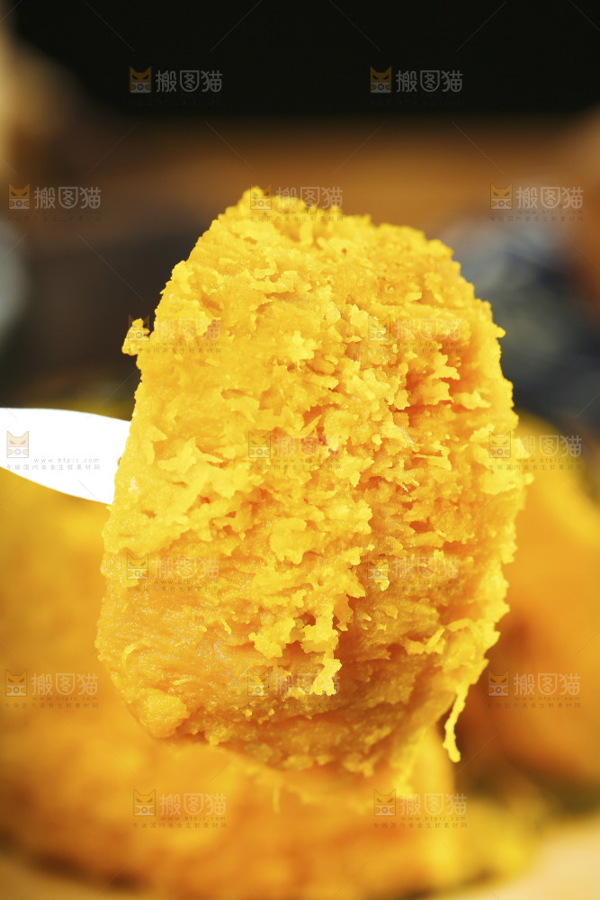 叉子上插着南瓜果肉