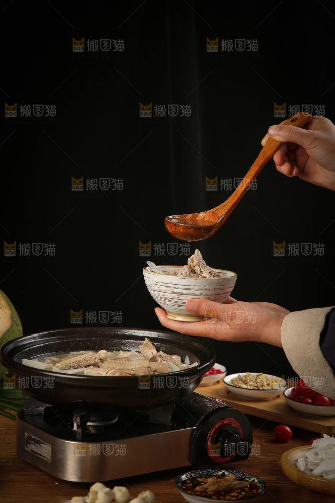 手里端着一碗椰子鸡汤