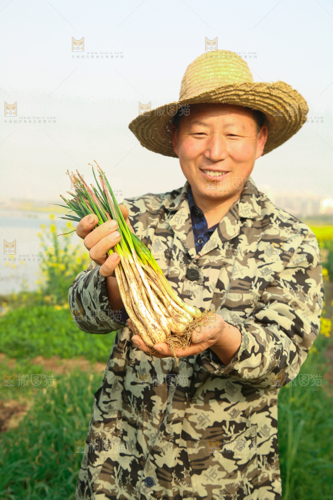 手里拿着荞头