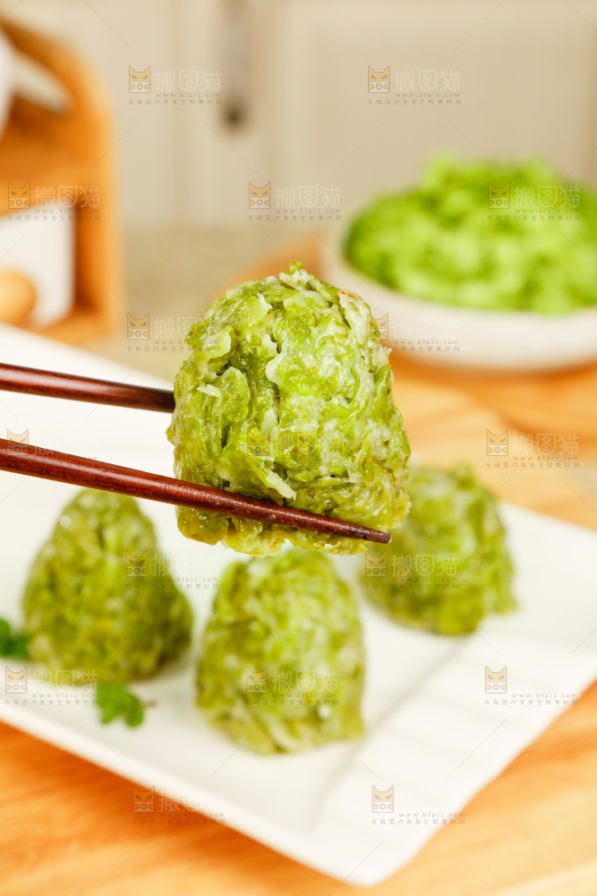 筷子上夹着榆钱窝窝