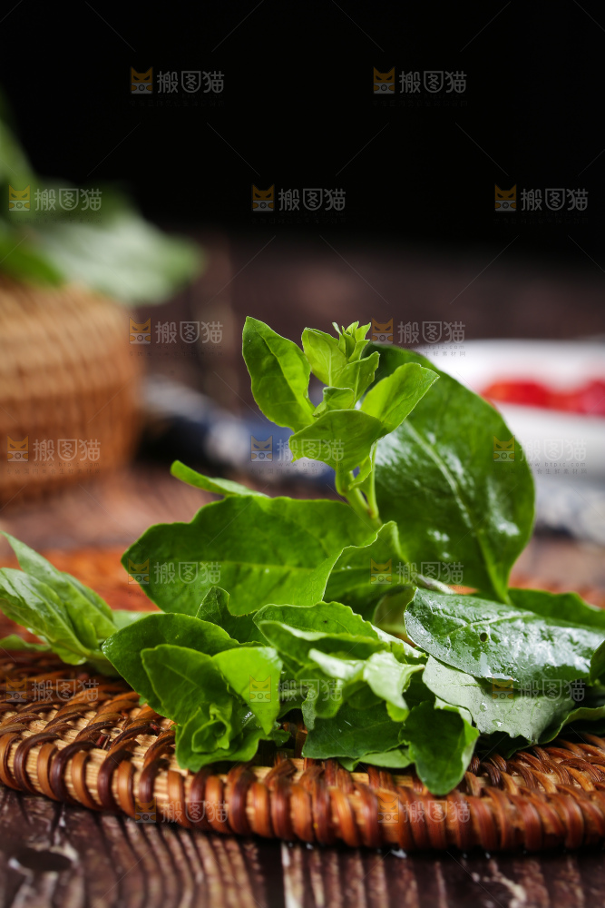 藤垫上放着枸杞菜芽