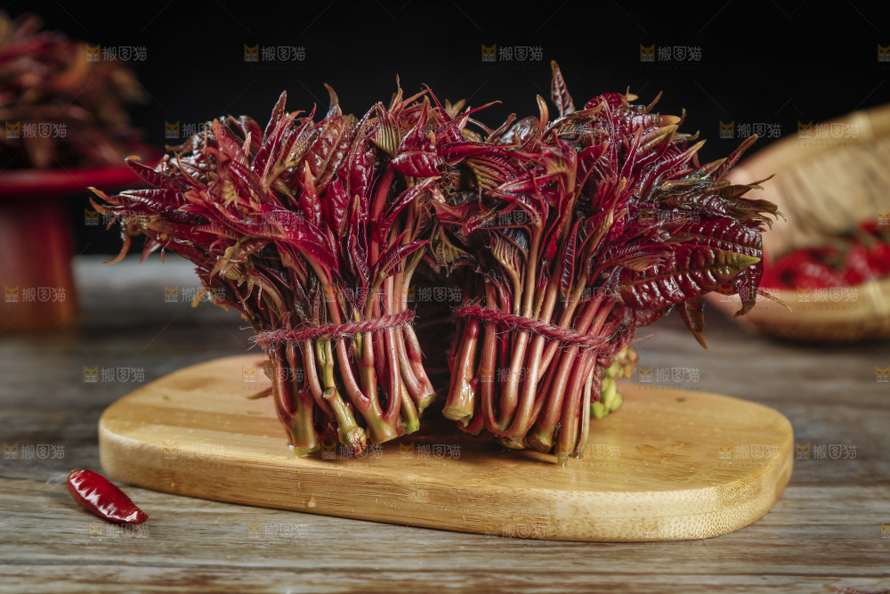 木板上放着一堆红油香椿芽