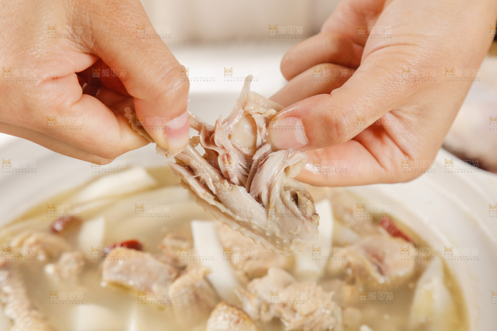 手里撕着鸡肉