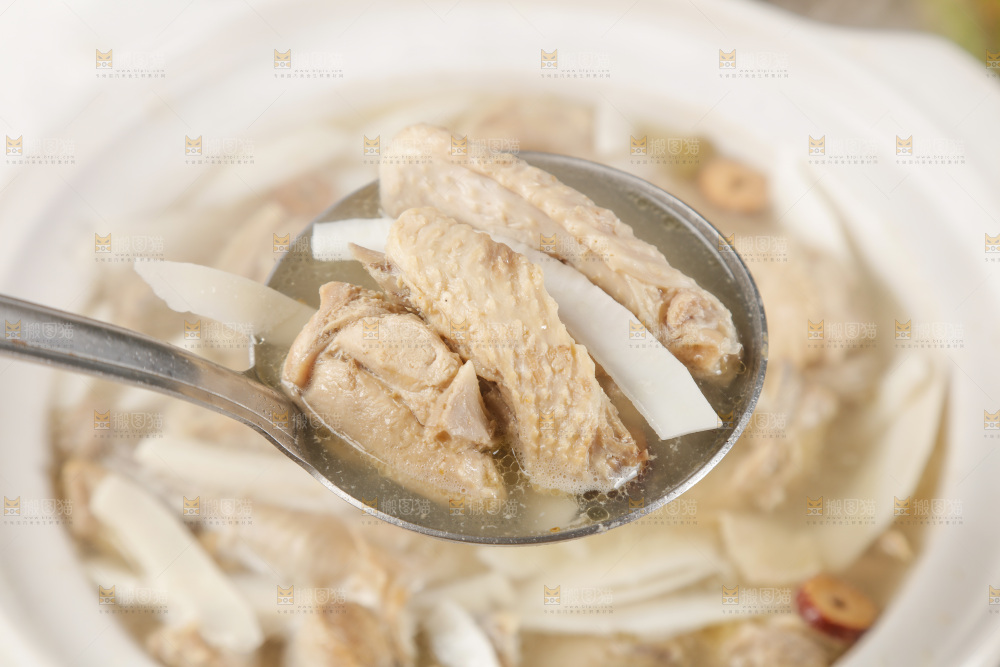 勺子上舀着椰子鸡