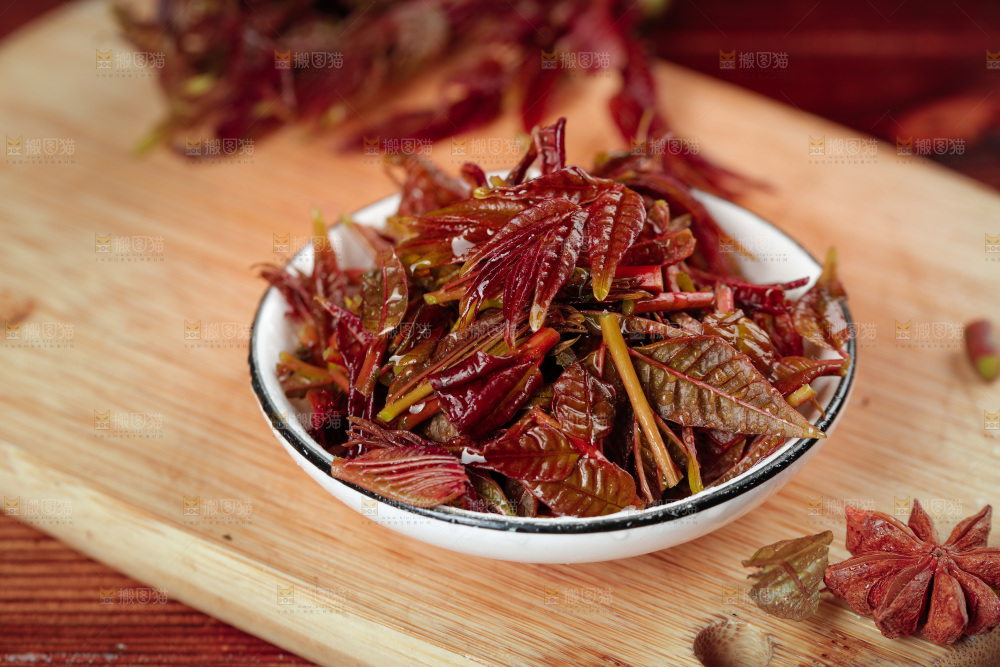 一盘红油香椿芽