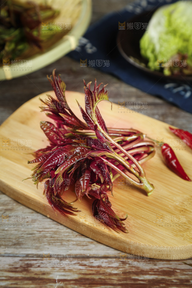 木板上放着红芽香椿
