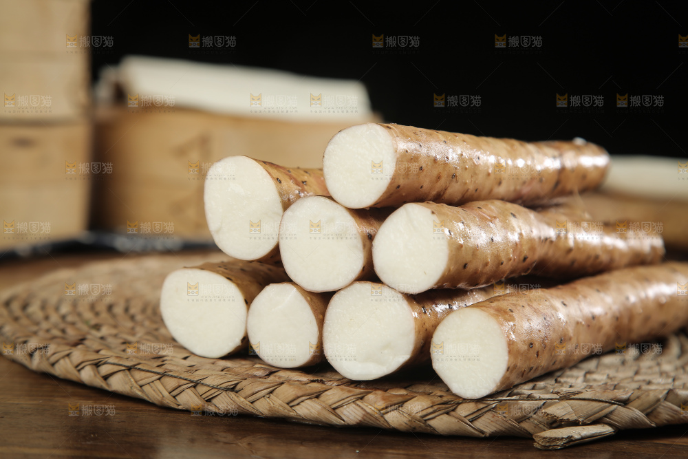 藤垫上放着一堆铁棍山药