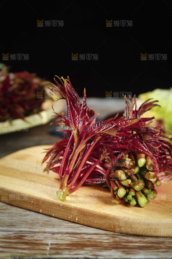 木板上放着红芽香椿