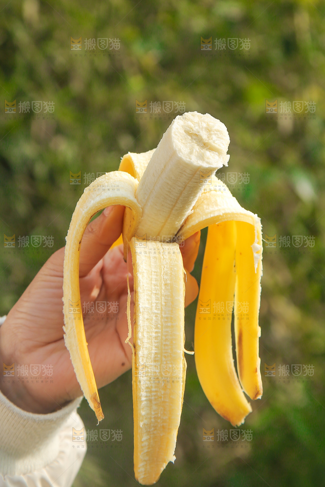 手里拿着香蕉