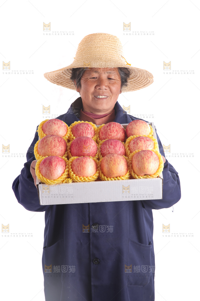 手里端着一箱红富士苹果