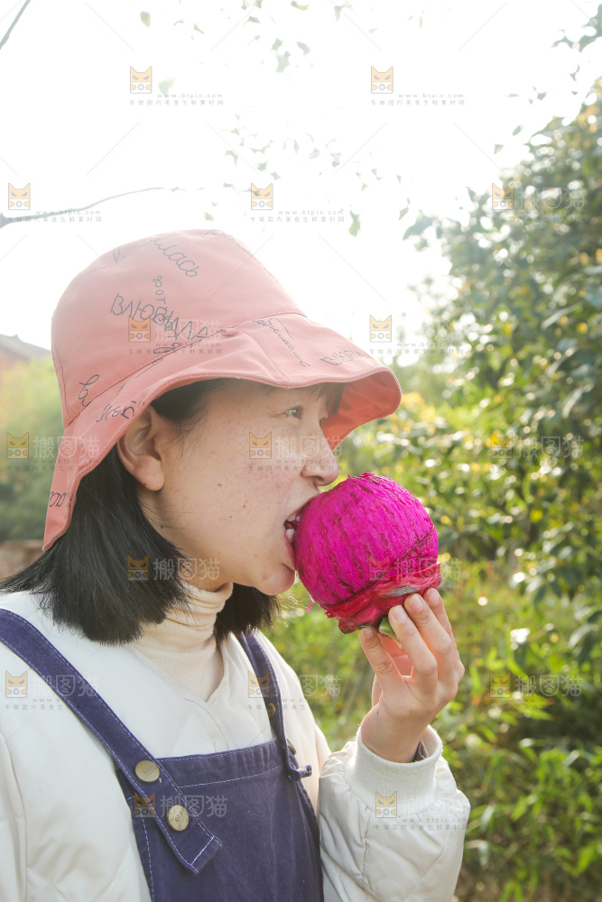 吃着红心火龙果