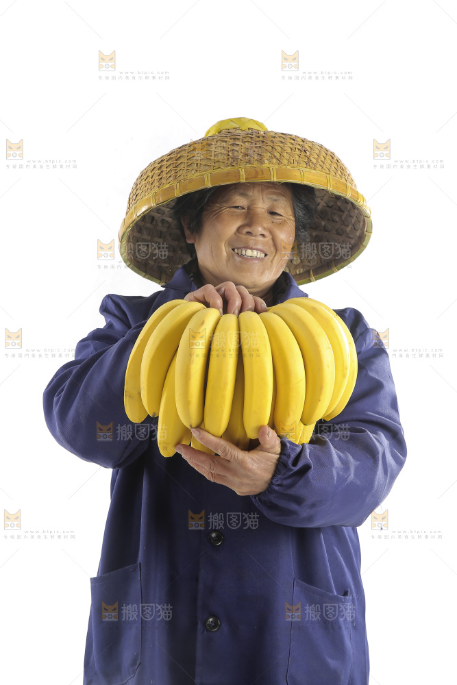 手里拿着一串香蕉