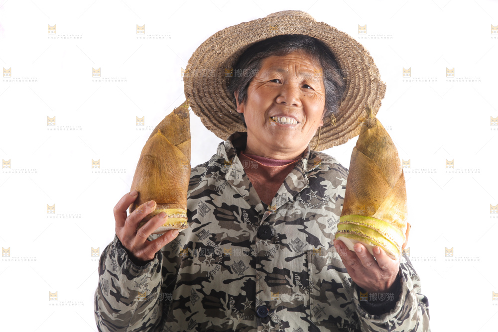 手里拿着黄泥大春笋