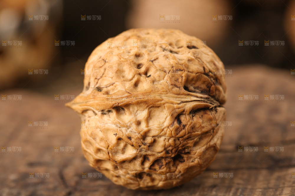 木底上摆放着大核桃
