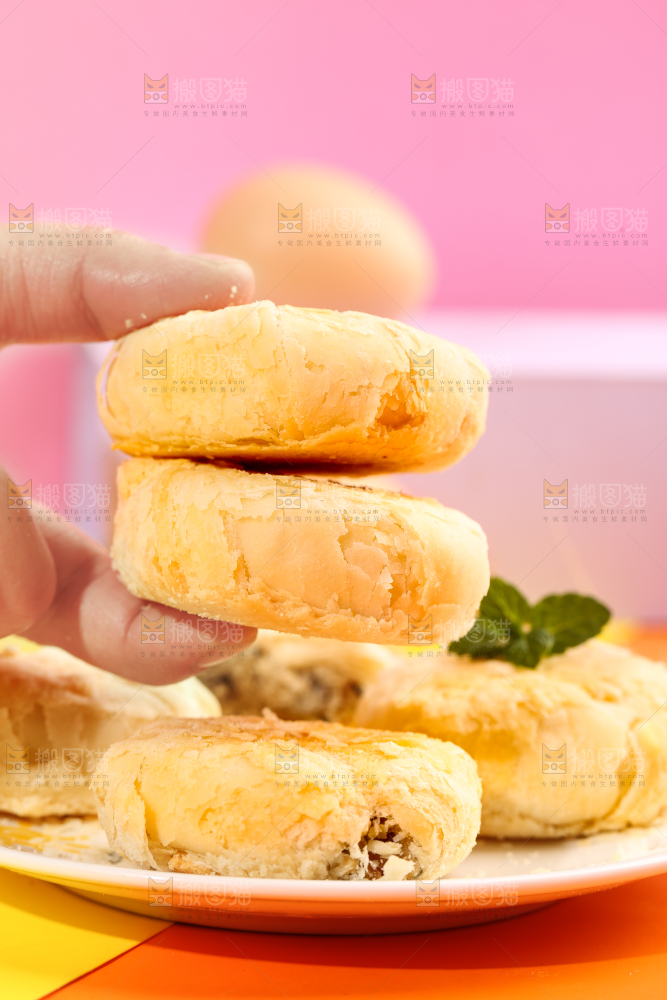 手拿苏式月饼
