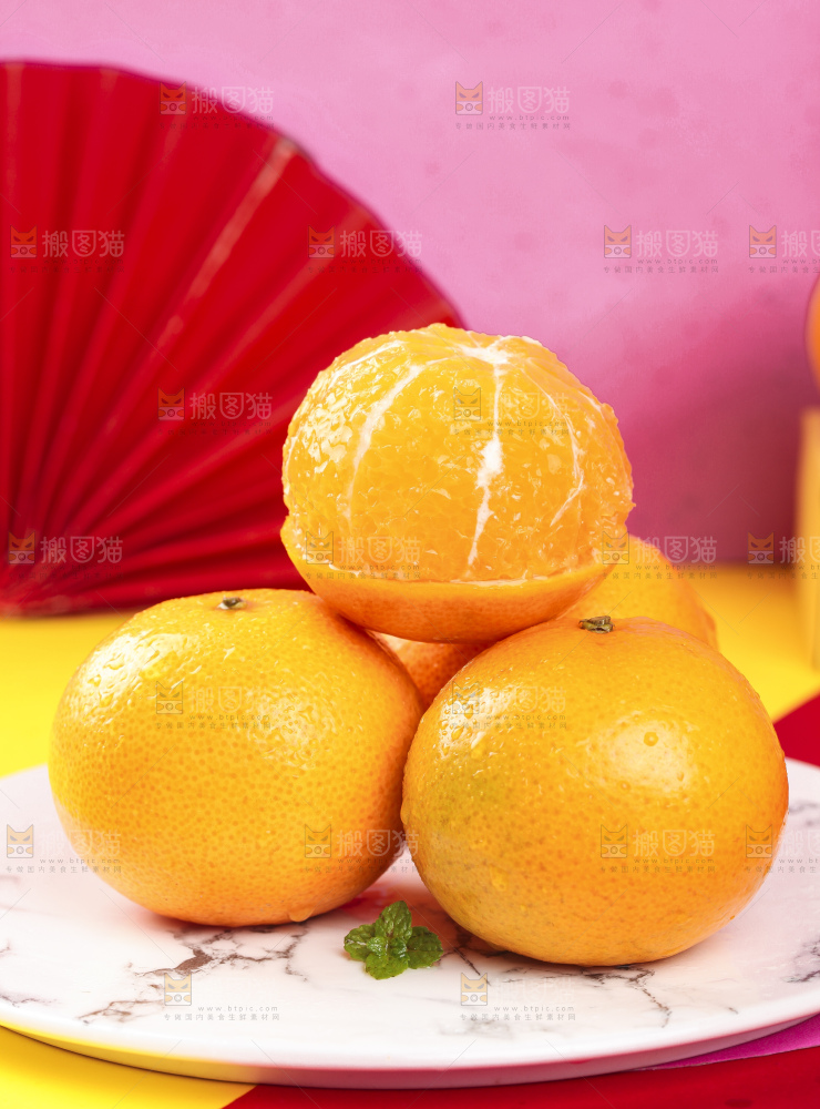 盘子里放着剥皮的贡柑