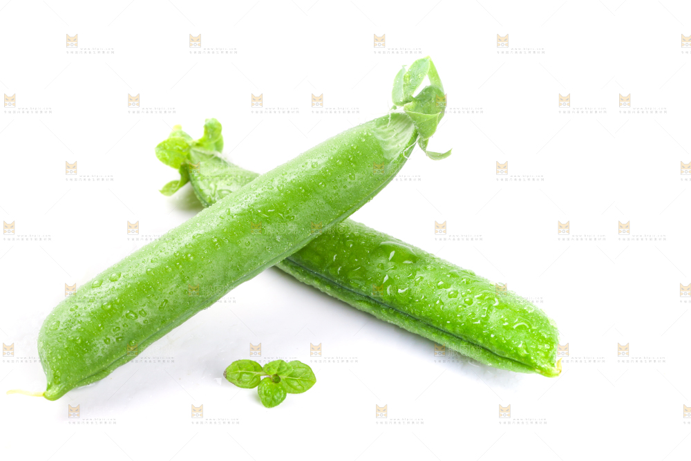 白底上的新鲜豌豆