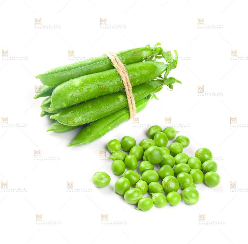 白底上放着新鲜豌豆粒