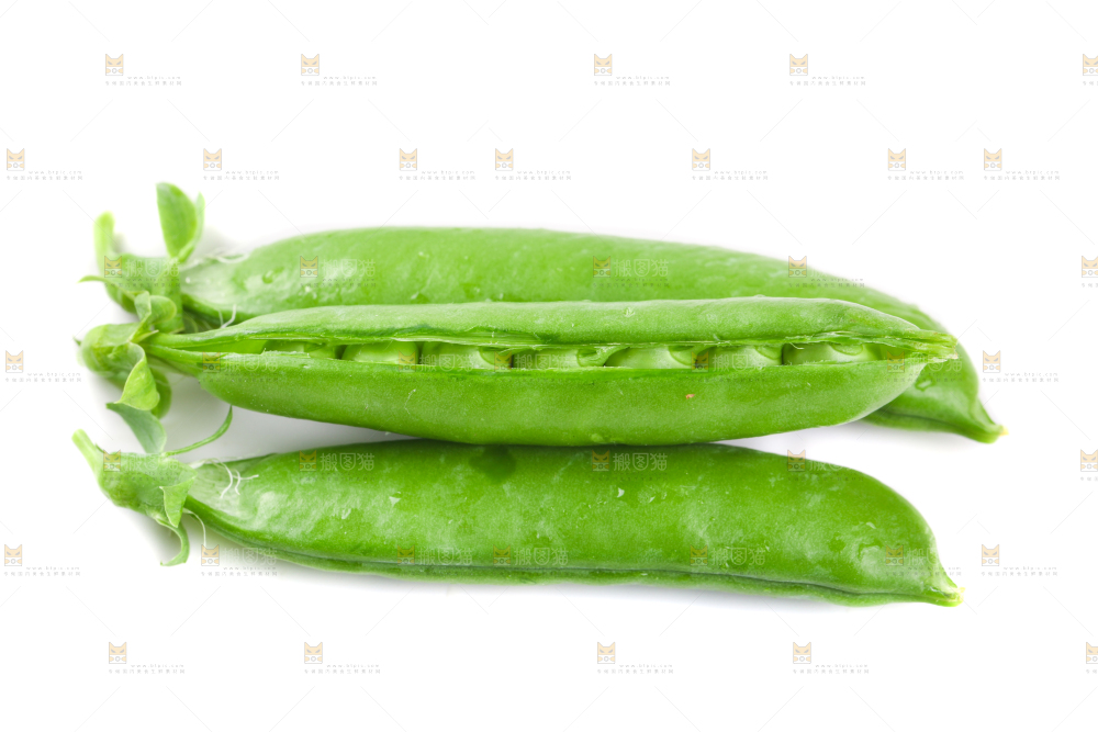 白底上的新鲜豌豆
