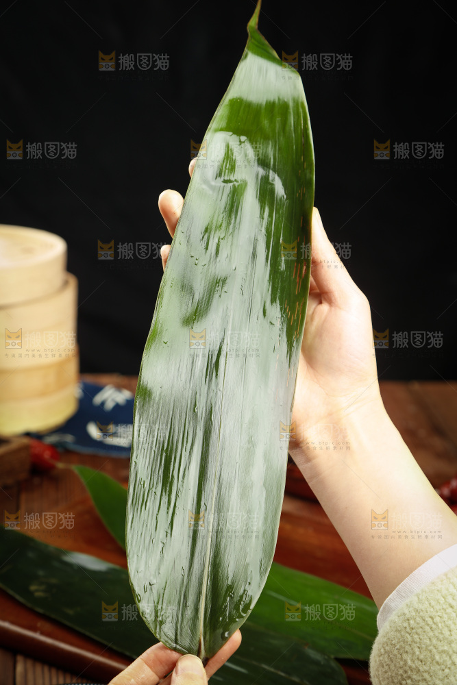 手里拿着天然粽子叶